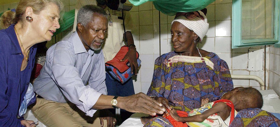 UN Secretary-General Kofi Annan (second from left) and his wife, Nane Annan, (left) visit the pediatric wing of the Zinder Hospital, Niger in August 2005.