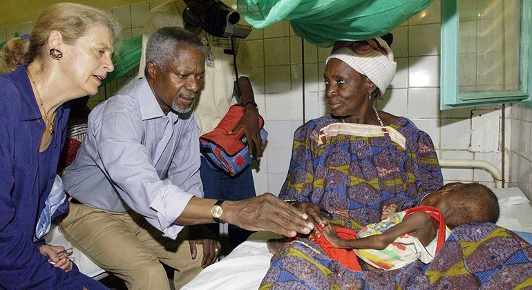 El ex Secretario General de las Naciones Unidas, Kofi Annan (segundo por la izquierda), y su esposa, Nane Annan (izquierda), visitan el ala pediátrica del Hospital Zinder, en Níger, en agosto de 2005.