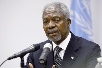Kofi Annan foi o sétimo secretário-geral das Nações Unidas. Na foto, ele fala a repórteres na missão da ONU na Libéria em 2006.