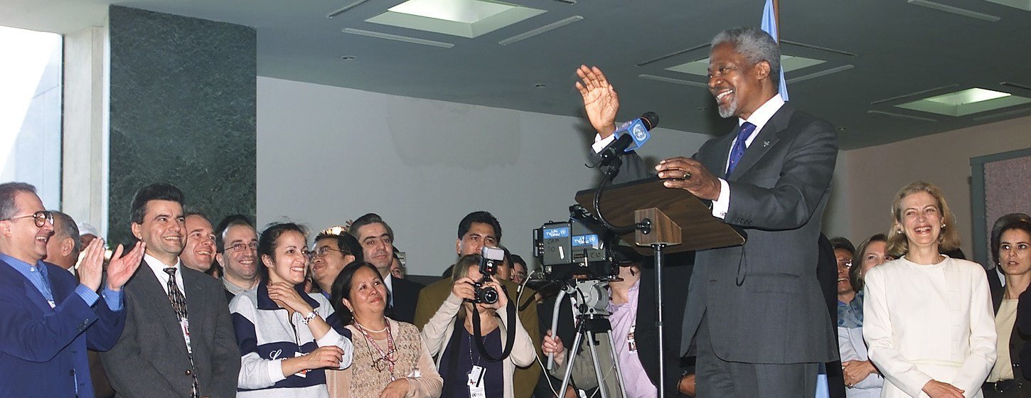 As Nações Unidas e o secretário-geral Kofi Annan partilharam o Prêmio Nobel da Paz. Na foto de 2001, ele se dirige a funcionários da sede da ONU.