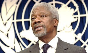 Kofi Annan alikuwa Katibu Mkuu wa Umoja wa Mataifa wa saba. Ktika picha hii ya mwaka 2003 alikuwa anahutubiamaripota katika makao makuu ya UN.