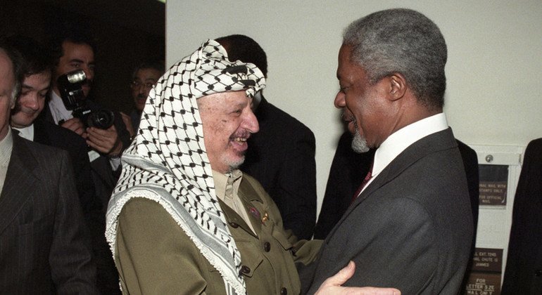 Tarehe 5 Machi mwaka 1997, Katibu Mkuu wa UN Kofi Annan (kulia) akisalimiana na Yasser Arafat, Mwenyekiti wa Kamati tendaji ya chama cha ukombozi wa Palestina, PLO.
