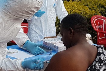 Le 8 août 2018 la vaccination des agents de santé de première ligne a commencé, suivie de celle des contacts communautaires et de leurs contacts, à Mangina, au Nord-Kivu, épicentre de la 10ème épidémie d'Ebola en République démocratique du Congo.