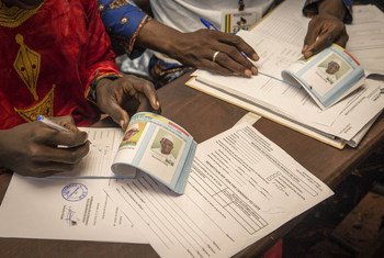 Des responsables électoraux au Mali préparant le matériel pour le deuxième tour des élections présidentielles, le jour du scrutin, dans un bureau de vote du district de Banaconi à Bamako.