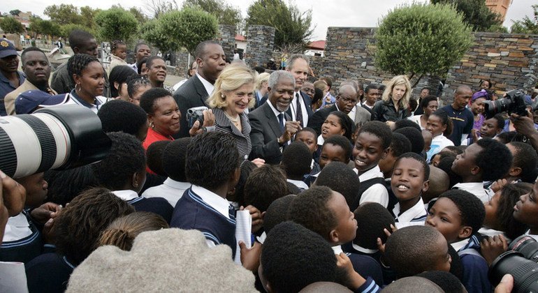 El ex Secretario General de las Naciones Unidas, Kofi Annan (centro), y su esposa Nane Annan, visitan Soweto, Sudáfrica, en marzo de 2006.