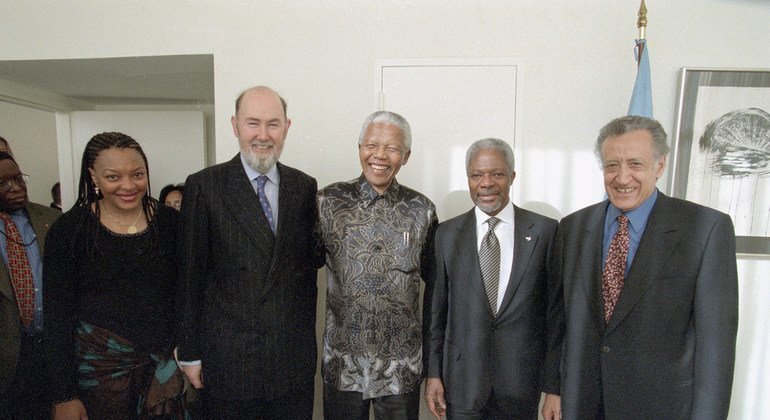 Katibu Mkuu wa UN Kofi Annan akiwa na msuluhushi mkuu wa mzozo wa Burundi Nelson Mandela.