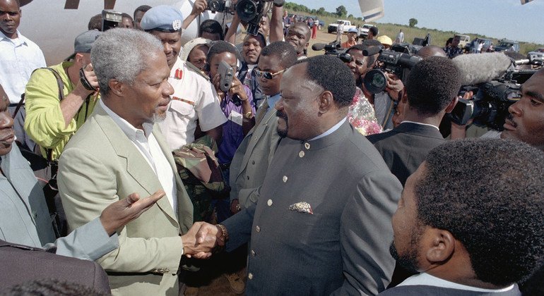Kofi Annan Uwanja wa ndege wa Bailundo akiwa na Jonas Savimbi kiongozi wa UNITA