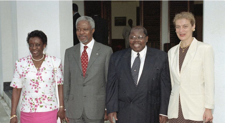 Kofi Annan, Katibu Mkuu wa UN akiwa na mkewe Nane Annan na Rais wa Tanzania Benjamin William Mkapa na mkewe Anna Mkapa Ikulu jijini Dar es salaam.