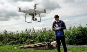 Une équipe d'experts du Ministère de l'agriculture travaille avec la FAO en utilisant des drones pour rassembler des données sur les récoltes de riz à Magalang, dans la province de Pampanga, aux Philippines. 