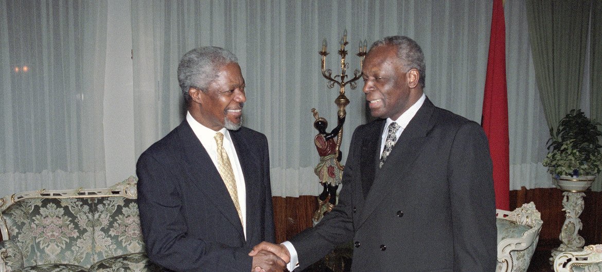 José Eduardo dos Santos (dir.) com ex-secretário-geral Kofi Annan (esq.)