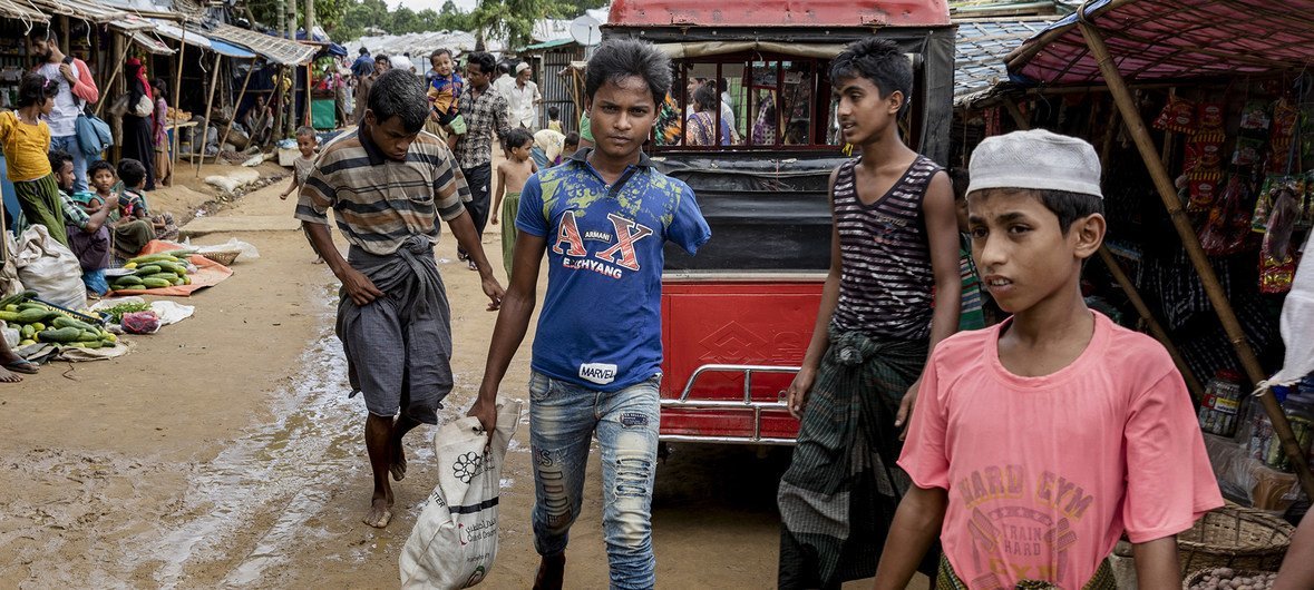 محمد فيصل البالغ من العمر 13 عاما (منتصف الصورة)، وصل إلى مخيم شاكماركول للاجئين في بنغلاديش في نوفمبر 2017. محمد، واحد من مئات آلاف اللاجئين الروهينجا الفارين من ميانمار بسبب العنف. أطلقت النيران على ذراعه الأيسر أثناء فراره من قريته التي أحرقت منازلها.