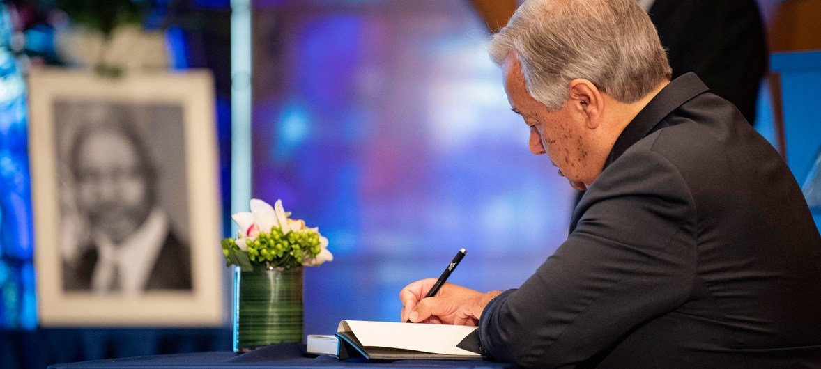 O secretário-geral António Guterres assina livro de condolências durante a cerimônia nas Nações Unidas em homenagem ao ex-secretário-geral Kofi Annan.