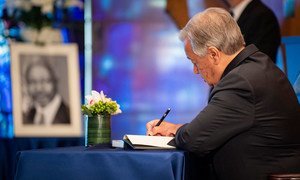 O secretário-geral António Guterres assina livro de condolências durante a cerimônia em homenagem ao ex-secretário-geral Kofi Annan.