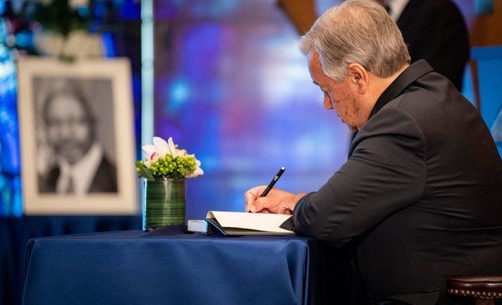O secretário-geral António Guterres assina livro de condolências durante a cerimônia nas Nações Unidas em homenagem ao ex-secretário-geral Kofi Annan.