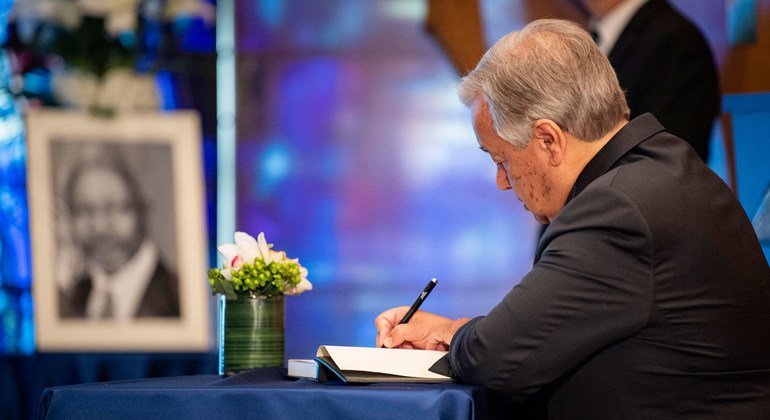 联合国秘书长古特雷斯签署纪念科菲·安南的哀悼书。