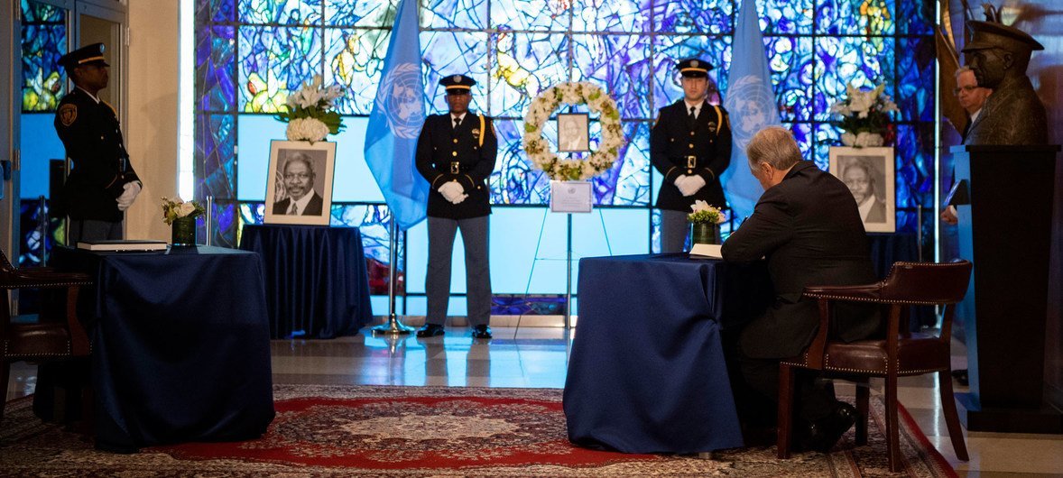 Le Secrétaire général António Guterres signe le livre de condoléances lors d'une cérémonie en hommage à l'ancien Secrétaire général Kofi Annan décédé samedi 18 août 2018.