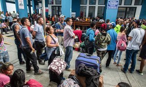 Сотни венесуэльцев стоят в очереди на границе, чтобы попасть из Эквадора в Перу. 