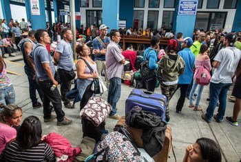 Cientos de venezolanos esperan para entrar a Perú a través de la frontera ecuatoriana. 