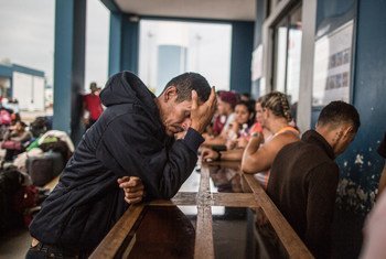 Cientos de venezolanos hacen cola en el Centro Binacional Integrado de Atención de Frontera esperan a entrar a Perú a través de la frontera con Ecuador. Las gente espera en filas, como la de esta foto de mayo de 2018, hasta 10 horas. 