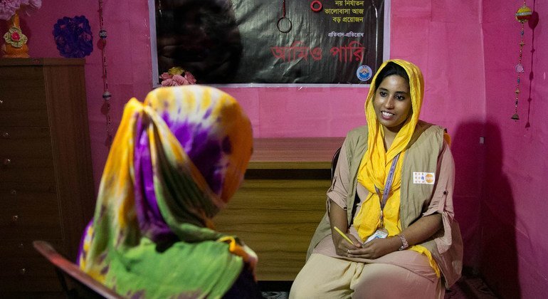 2018年7月1日，在孟加拉国考克斯巴扎的罗兴亚难民营里，一位工作人员朱莉正在女性友好空间为一名妇女提供咨询服务。