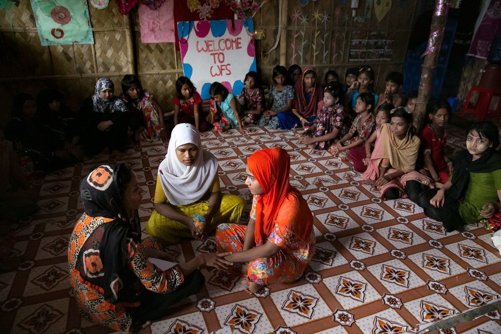2018年6月29日, 在孟加拉国考克斯巴扎地区罗兴亚难民营里的女性友好空间，一些女孩正在参加“女童教育和指导服务”（GEMS）课程。