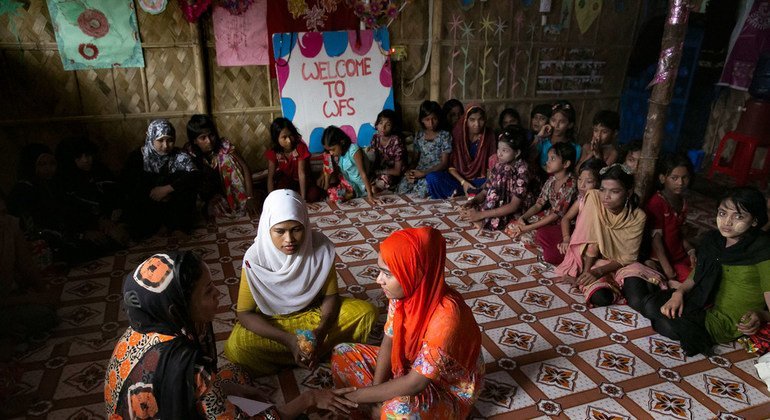 2018年6月29日, 在孟加拉国考克斯巴扎地区罗兴亚难民营里的女性友好空间，一些女孩正在参加“女童教育和指导服务”（GEMS）课程。