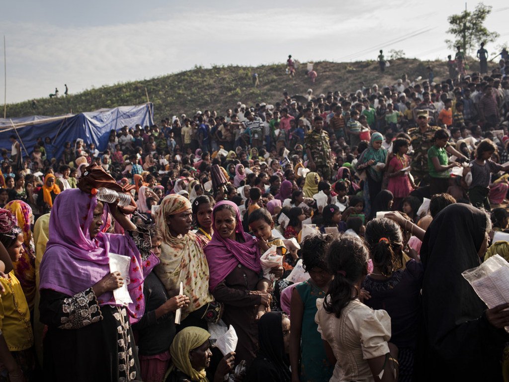成千上万的罗兴亚难民在孟加拉国考克斯巴扎难民营的一个物资分发点排队领取援助物资。2017年8月，缅甸政府军以警察哨所遭到袭击为由向居住在该国西部若开邦的罗兴亚人发起“清剿行动”，导致72万罗兴亚人逃往邻国孟加拉国，形成了当今世界演变速度最快的难民危机。