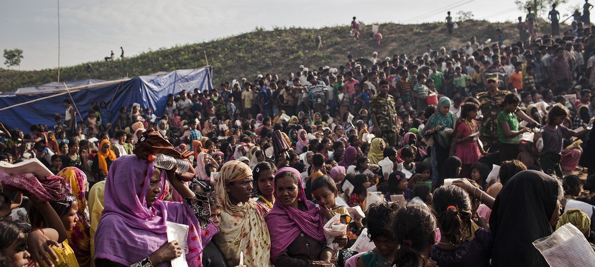成千上万的罗兴亚难民在孟加拉国考克斯巴扎难民营的一个物资分发点排队领取援助物资。2017年8月，缅甸政府军以警察哨所遭到袭击为由向居住在该国西部若开邦的罗兴亚人发起“清剿行动”，导致72万罗兴亚人逃往邻国孟加拉国，形成了当今世界演变速度最快的难民危机。