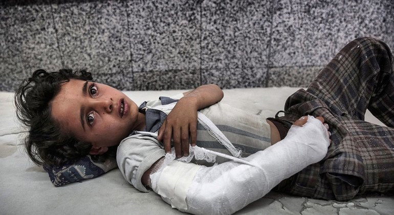 Un niño espera tendido en el piso de la sala de emergencias a que le atiendan en el hospital Al Joumhouri, en Saná, Yemen.