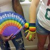 صديقان يدعمان حقوق المثليين في تظاهرة بمناسبة يوم الاعتزاز بالمثلية في مدينة نيويورك (2018).
