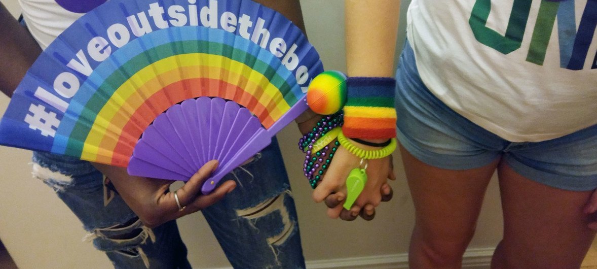 Dos amigos en la marcha del Orgullo Gay en Nueva York en 2018