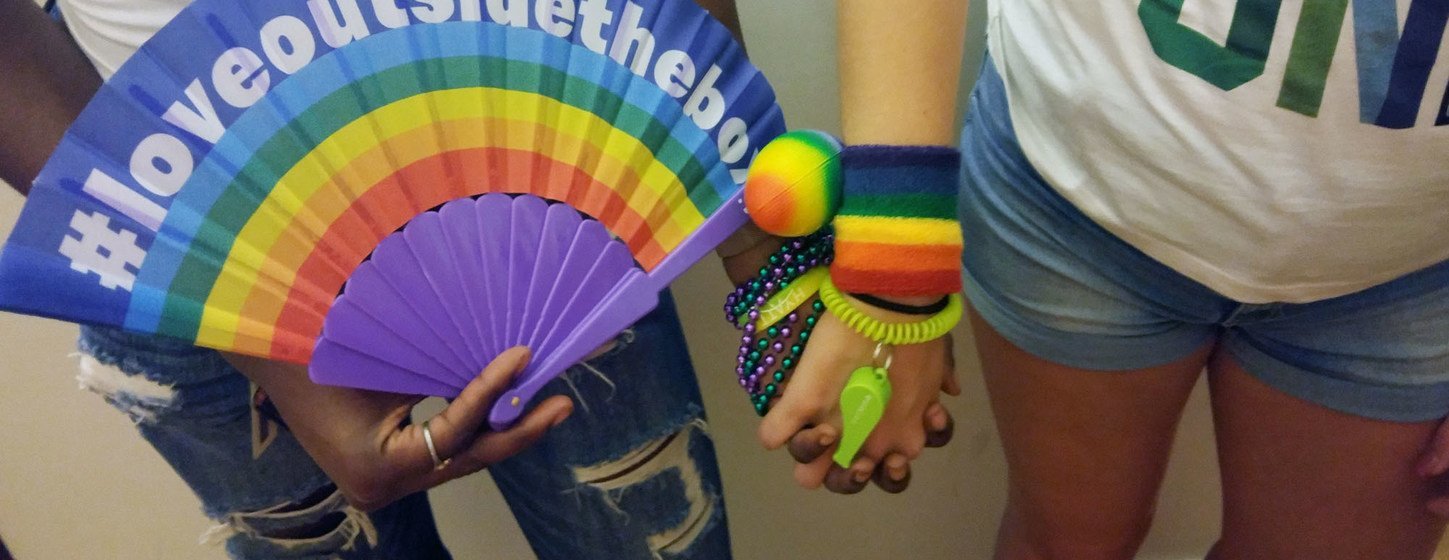 Deux amies soutenant les droits des LGBTI lors de la Gay Pride à New York en 2018.