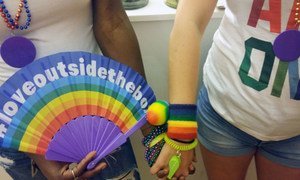 Deux amies soutenant les droits des LGBTI lors de la Gay Pride à New York en 2018.