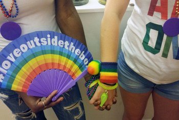 صديقان يدعمان حقوق المثليين في تظاهرة بمناسبة يوم الاعتزاز بالمثلية في مدينة نيويورك (2018).