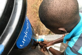 En République démocratique du Congo, des enfants en certains endroits doivent se laver les mains avant d'entrer à l'école.