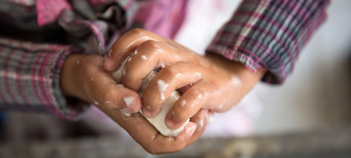 Lavar bem as mãos é um os cuidados que as pessoas devem tomar para evitar a contaminação. 