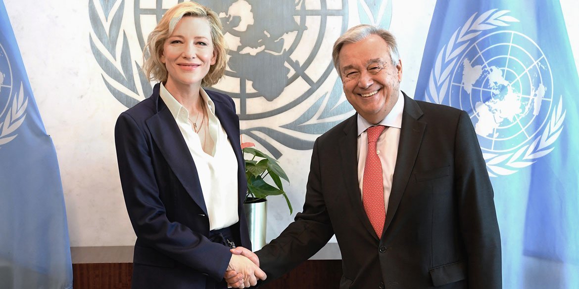 Le Secrétaire général de l'ONU, António Guterres (à droite), avec l'actrice et ambassadrice de bonne volonté du HCR, Cate Blanchett, au siège de l'ONU.