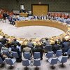 صورة لمجلس الأمن خلال تقديم جون غينغ (على الطاولة)، مدير شعبة العمليات في مكتب الأمم المتحدة لتنسيق الشؤون الإنسانية إحاطة لأعضاء المجلس عن الوضع الإنساني في سوريا.