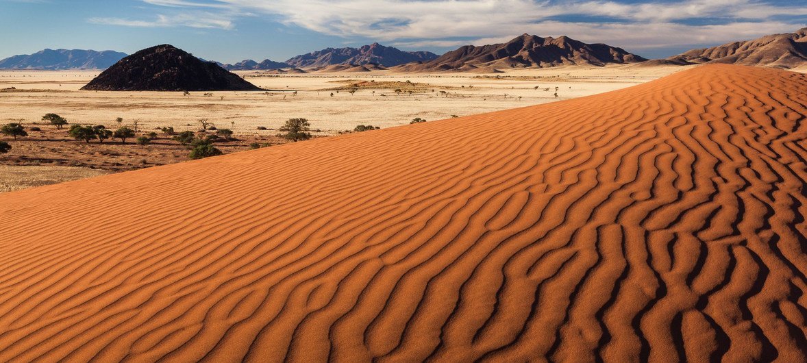 Песчаные дюны в заповеднике Намиб-Ранд в Намбии.