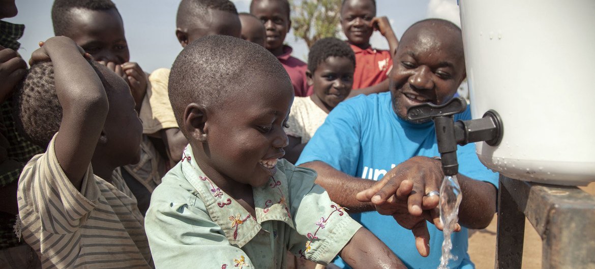 Les enfants apprennent à bien se laver les mains pour empêcher la propagation du virus Ebola près de Mangina, au Nord-Kivu, en République démocratique du Congo.