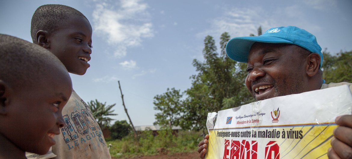 Afisa wa UNICEF azungumza na watoto kuhusu umuhimu wa kuzuia Ebola karibu na Mangina, Kivu Kaskakzini ,DRC