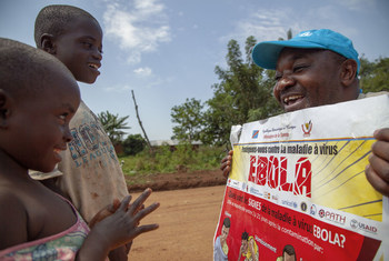 Afisa wa UNICEF azungumza na watoto kuhusu umuhimu wa kuzuia Ebola karibu na Mangina, Kivu Kaskakzini ,DRC