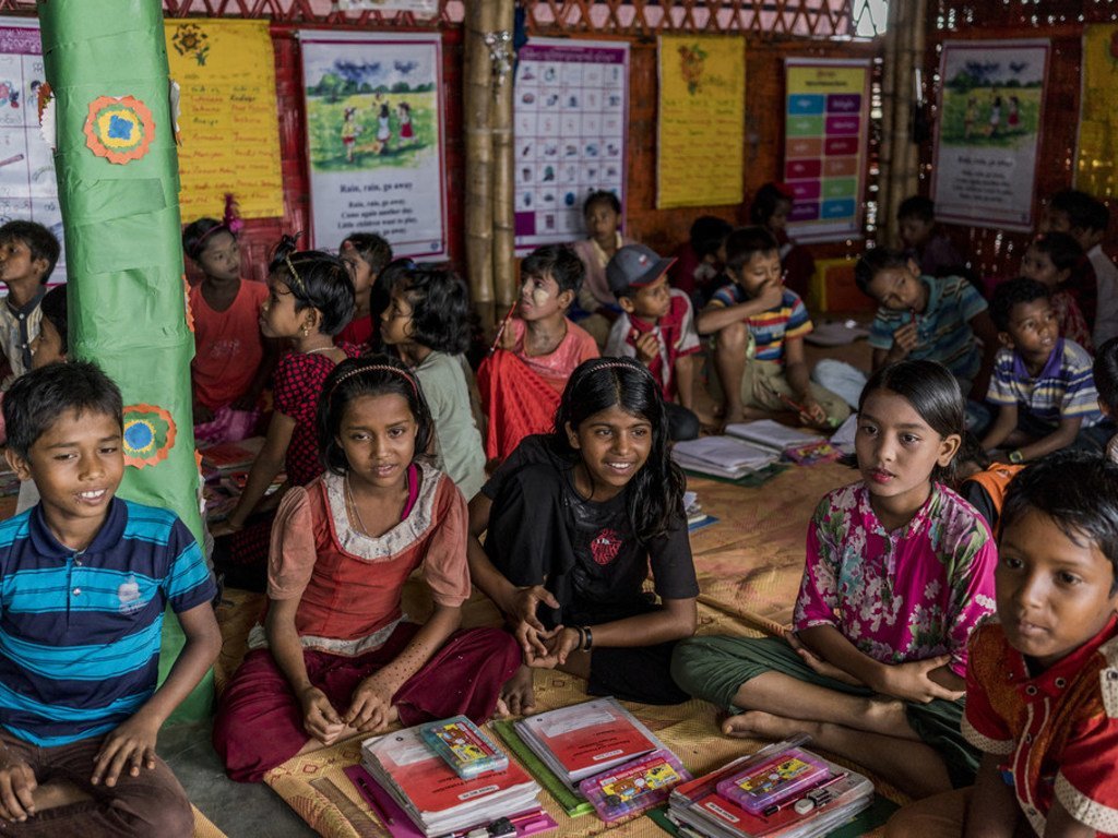 أطفال لاجئون من أقلية الروهينجا في مركز تعليمي في مخيم كاتابالونغ في بنغلاديش.