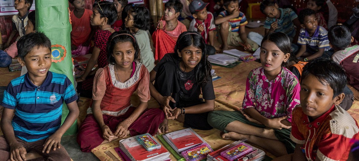 أطفال لاجئون من أقلية الروهينجا في مركز تعليمي في مخيم كاتابالونغ في بنغلاديش.