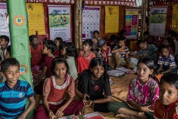 बांग्लादेश के एक शरणार्थी शिविर में कुछ बच्चे अनौपचारिक शिक्षा हासिल करते हुए