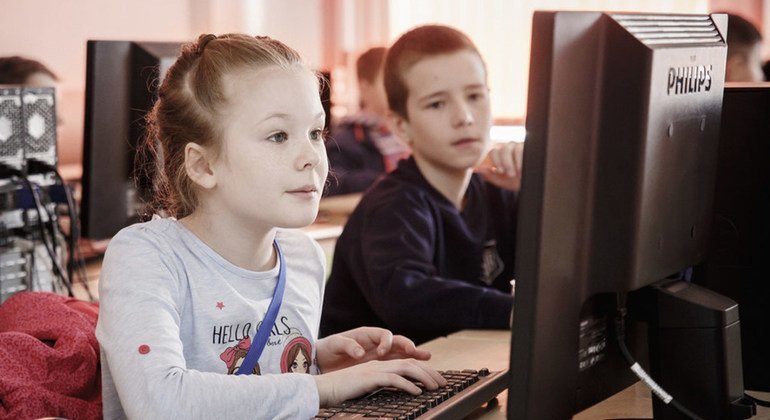 Masha, una niña refugiada ucraniana, diseña juegos de ordenador en una clase en Minsk, Belarús, en un programa de tecnología promovido por ACNUR