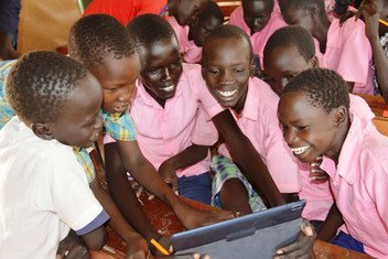 Unos estudiantes en el campo de refugiados de Kakuma en Kenya usan las tabletas del proyecto "Instant Network Schools (INS), de ACNUR y la Fundación Vodafone 
