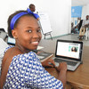 Mkimbizi kutoka DRC, Henriette Kiwele kiyambi akiandaa apu yake ya urembo katika karakana ya kuandaa apu kwenye kambi  ya wakimbizi ya Dzeleka nchini Malawi, ikiwa ni sehemu ya mradi wa kuunganisha wakimbizi na intaneti unaofadhiliwa na UNHCR na Microsoft