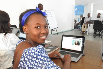 Une réfugiée congolaise, Henriette Kiwele Kiyambi, développe une application Natural Beauty à l'App Factory du camp de réfugiés de Dzeleka au Malawi, dans le cadre du projet Connectivity for Refugee, un programme parrainé par le HCR et Microsoft.