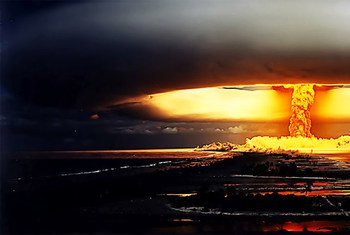 Teste nuclear realizado em uma ilha na Polinésia Francesa em 1971.